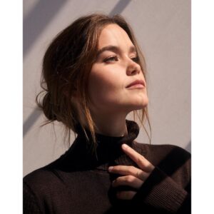 Sarah Catherine Hook Instagram - portrait mode w/ @kelsey_hale 💫

📸 : @kelsey_hale 
💄 : @audurs 
💁🏻‍♀️ : @elsahair