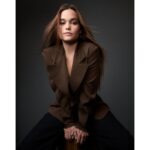 Sarah Catherine Hook Instagram - portrait mode w/ @kelsey_hale 💫 📸 : @kelsey_hale 💄 : @audurs 💁🏻‍♀️ : @elsahair