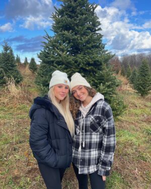 Sarah Georgiana Instagram - just the tree of us🎄
