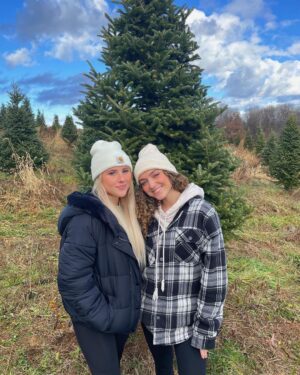 Sarah Georgiana Instagram - just the tree of us🎄