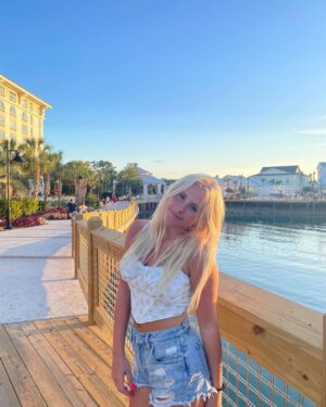 Sarah Georgiana Instagram - Peace out Myrtle ✌️