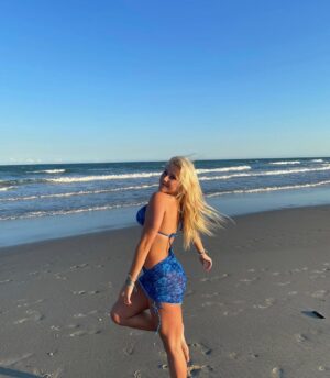 Sarah Georgiana Instagram - I’m back beaches😙