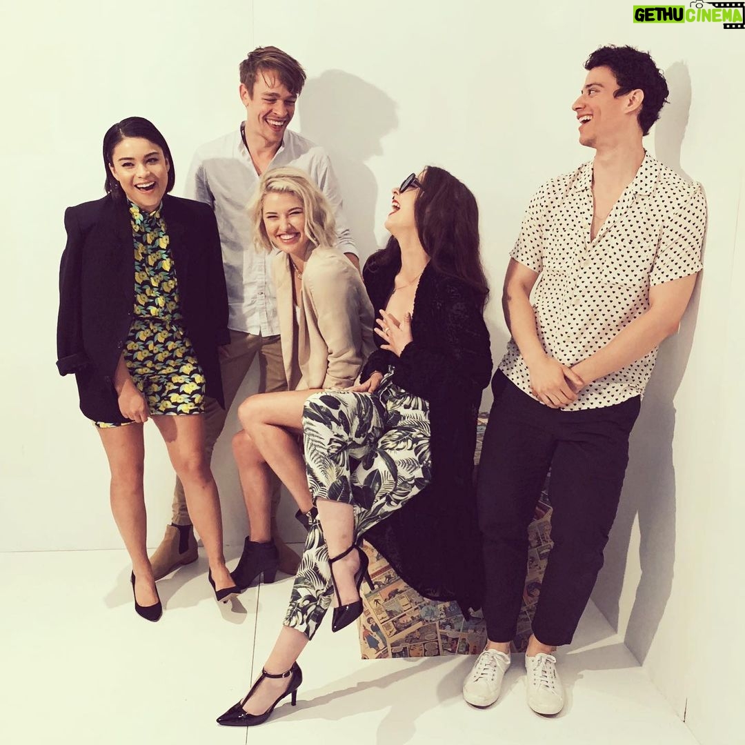 Sarah Grey - 19.2K Likes - They’re pretty alright 🖤 #comiccon2019 #theorder