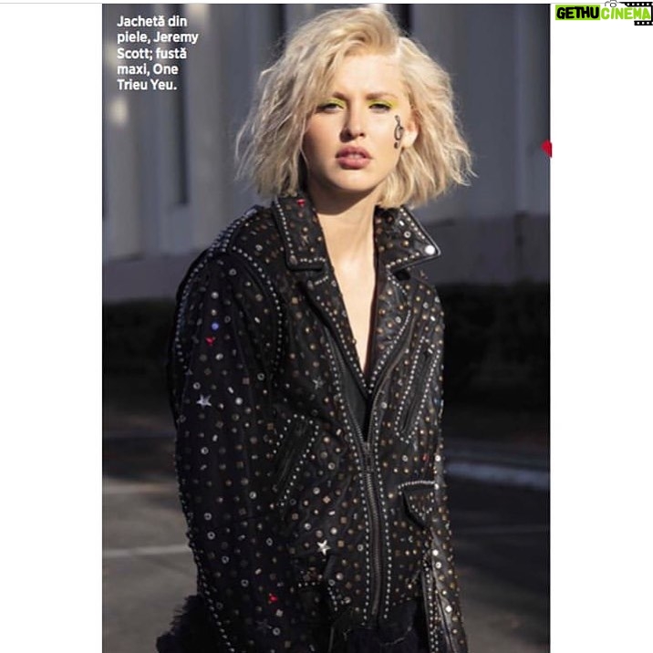 Sarah Grey Instagram - @cosmopolitan @cosmopolitanromania 📸 @mitchellmccormack 💄 @robertti 💇🏼♀️ @Tedgibson 👗 @drewtifulll