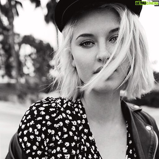 Sarah Grey - 15.9K Likes - @noahasanias @allsaints
