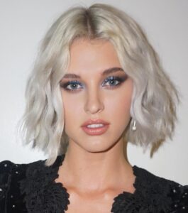 Sarah Grey Instagram - I think I know who the real magicians are 😏🖤 💇🏼‍♀️ @dereksyuen 💄@jennakristina @charlene @scotttayyyyy Thank you for the look loves! #vanityfair #younghollywood #loreal