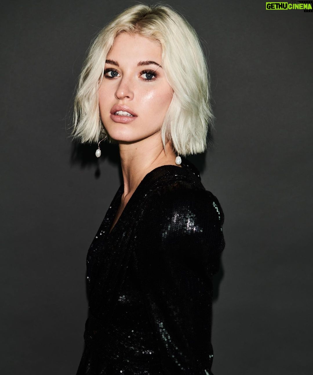 Sarah Grey - 15.9K Likes - Oh hey there .….............................................:
#photographer @photobyhudson
#makeup @adambreuchaud
#style @chrishoran20
#hair @dereksyuen
@rizingmagazine