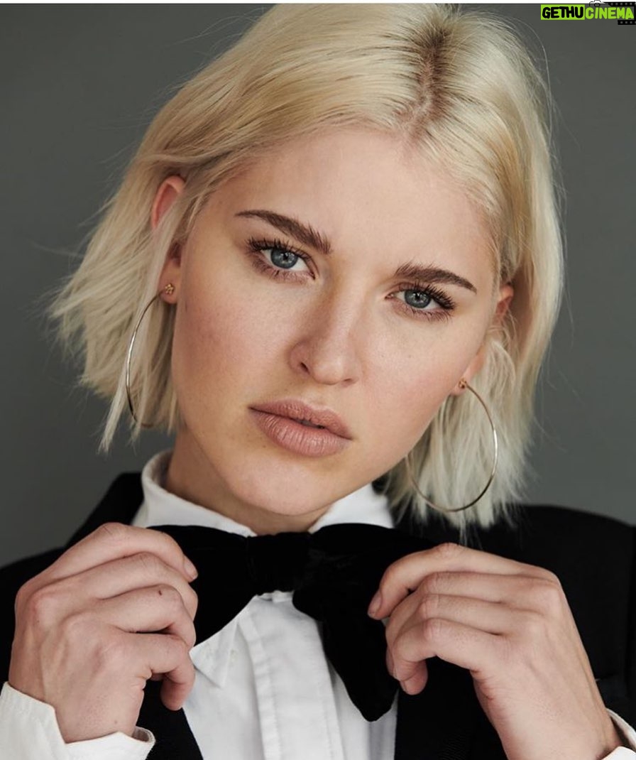 Sarah Grey - 21.4K Likes - We love a bow tie
.….............................................:
#photographer @photobyhudson
#makeup @adambreuchaud
#style @chrishoran20
#hair @dereksyuen
@rizingmagazine