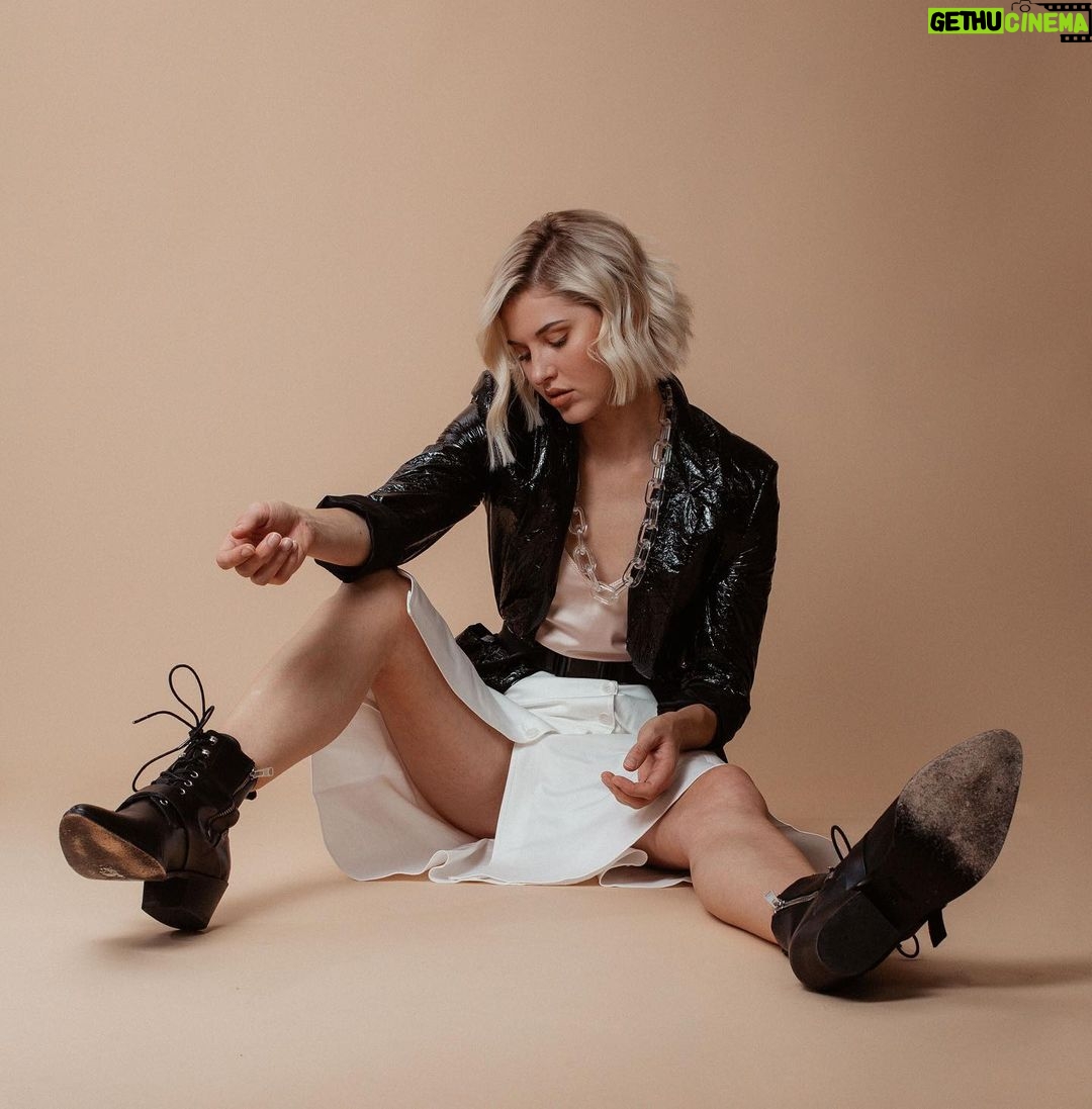 Sarah Grey - 21.6K Likes - Sister, you amaze me ❤️ @rizingmagazine @allisontaylorcreative #theorder #rizingmagazine
Hair @elisegranthair makeup @alexandrazartistry styling @andycharlesw