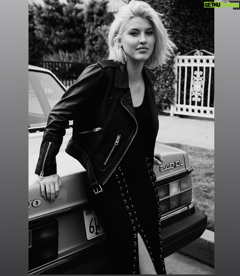 Sarah Grey - 18.9K Likes - 📸 by @noahasanias