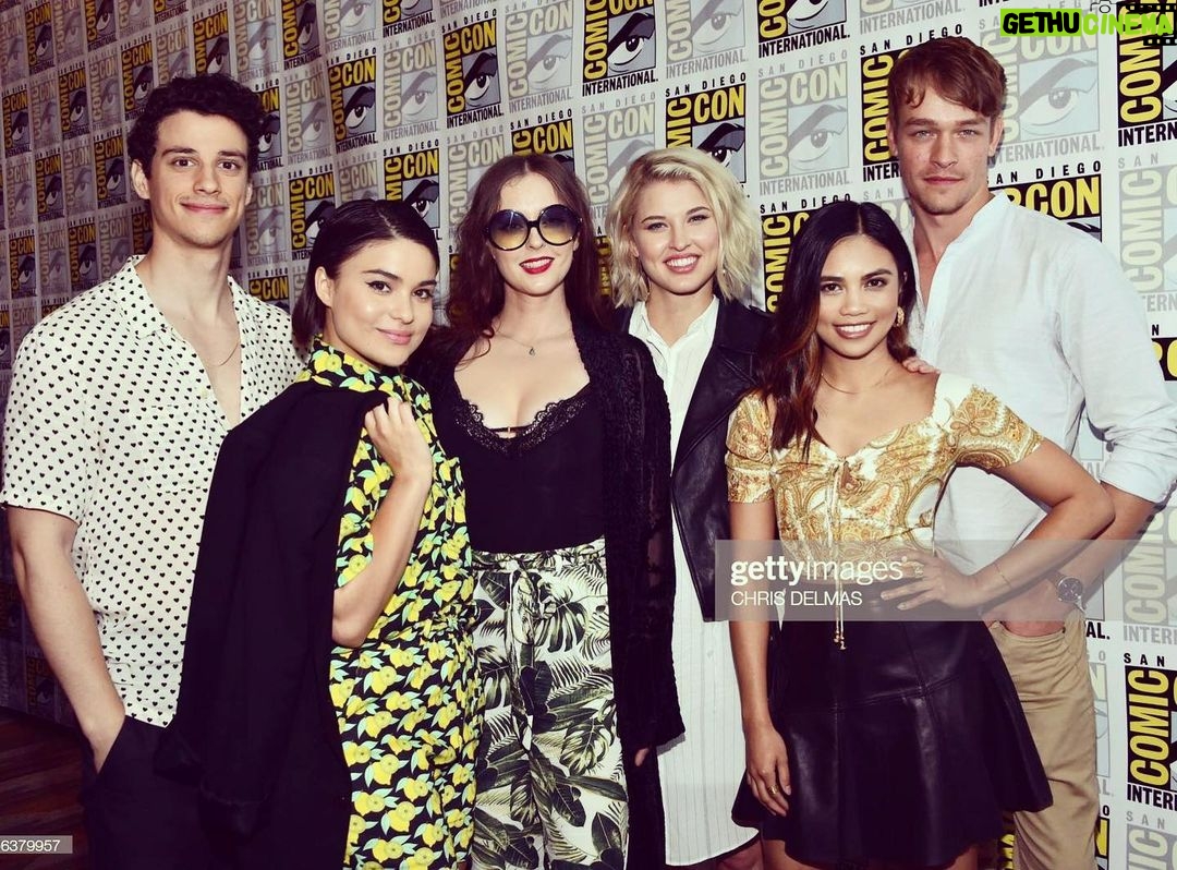 Sarah Grey - 15.6K Likes - Thank you to @comic_con and the fans!! It was wild, wonderful and such a joy. Feeling very grateful 🖤