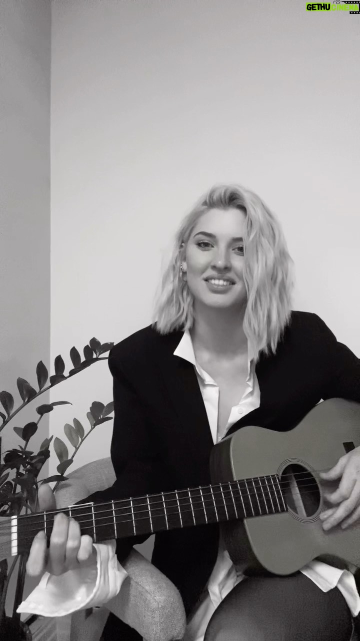 Sarah Grey - 11.6K Likes - Complex
Katie Gregson-Macleod