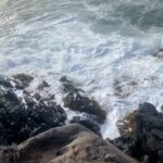Sarah Ourahmoune Instagram - 🧐 Savez-vous où se trouve Saint-pierre et miquelon ? 🌊🥊✈️ in my phone 📲 De retour d'une expérience inoubliable à Saint Pierre et Miquelon ! J'ai eu l'opportunité d'animer une conférence et des sessions de boxe tout public dans ce magnifique archipel français. 🇫🇷 C’est Roger et sa fille Andrea, dirigeants du club de boxe local, qui se sont démenés pour me faire venir sur cette petite île et m’accueillir dans des conditions extra aux @lesterrassesspm ❤️ 🎯L'objectif était clair : partager et inspirer. Saint Pierre et Miquelon, bien que faisant partie de la France, est un archipel un peu oublié. Mais cette petite perle de l'Atlantique regorge de potentiel. Les habitants de l'archipel aspirent à développer leur économie grâce au tourisme et à repopuler l'île. Cependant, ils font face à des défis sociaux majeurs. L'accès difficile et l'isolement géographique rendent l'échange de biens et de personnes compliqué. De plus, la réduction des droits de pêche, une industrie clé de la région, a un impact significatif sur les moyens de subsistance locaux. La difficulté à recruter de nouveaux talents et la fuite des jeunes sont des enjeux critiques. Les jeunes talentueux quittent souvent l'archipel après le bac à la recherche d'opportunités ailleurs, laissant derrière eux une communauté vieillissante. Cela met en danger la transmission des traditions culturelles uniques de Saint Pierre et Miquelon. 🙌🏼J'ai été profondément inspirée par la détermination et la passion des habitants pour préserver leur culture et leur patrimoine tout en cherchant des solutions innovantes pour l'avenir. #SaintPierreetMiquelon #Développement #Tourisme #EnjeuxSociaux @tourismespm Saint Pierre and Miquelon
