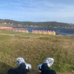 Sarah Ourahmoune Instagram - 🧐 Savez-vous où se trouve Saint-pierre et miquelon ? 🌊🥊✈️ in my phone 📲 De retour d'une expérience inoubliable à Saint Pierre et Miquelon ! J'ai eu l'opportunité d'animer une conférence et des sessions de boxe tout public dans ce magnifique archipel français. 🇫🇷 C’est Roger et sa fille Andrea, dirigeants du club de boxe local, qui se sont démenés pour me faire venir sur cette petite île et m’accueillir dans des conditions extra aux @lesterrassesspm ❤️ 🎯L'objectif était clair : partager et inspirer. Saint Pierre et Miquelon, bien que faisant partie de la France, est un archipel un peu oublié. Mais cette petite perle de l'Atlantique regorge de potentiel. Les habitants de l'archipel aspirent à développer leur économie grâce au tourisme et à repopuler l'île. Cependant, ils font face à des défis sociaux majeurs. L'accès difficile et l'isolement géographique rendent l'échange de biens et de personnes compliqué. De plus, la réduction des droits de pêche, une industrie clé de la région, a un impact significatif sur les moyens de subsistance locaux. La difficulté à recruter de nouveaux talents et la fuite des jeunes sont des enjeux critiques. Les jeunes talentueux quittent souvent l'archipel après le bac à la recherche d'opportunités ailleurs, laissant derrière eux une communauté vieillissante. Cela met en danger la transmission des traditions culturelles uniques de Saint Pierre et Miquelon. 🙌🏼J'ai été profondément inspirée par la détermination et la passion des habitants pour préserver leur culture et leur patrimoine tout en cherchant des solutions innovantes pour l'avenir. #SaintPierreetMiquelon #Développement #Tourisme #EnjeuxSociaux @tourismespm Saint Pierre and Miquelon