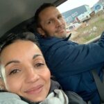 Sarah Ourahmoune Instagram - 🧐 Savez-vous où se trouve Saint-pierre et miquelon ? 🌊🥊✈️ in my phone 📲 De retour d'une expérience inoubliable à Saint Pierre et Miquelon ! J'ai eu l'opportunité d'animer une conférence et des sessions de boxe tout public dans ce magnifique archipel français. 🇫🇷 C’est Roger et sa fille Andrea, dirigeants du club de boxe local, qui se sont démenés pour me faire venir sur cette petite île et m’accueillir dans des conditions extra aux @lesterrassesspm ❤️ 🎯L'objectif était clair : partager et inspirer. Saint Pierre et Miquelon, bien que faisant partie de la France, est un archipel un peu oublié. Mais cette petite perle de l'Atlantique regorge de potentiel. Les habitants de l'archipel aspirent à développer leur économie grâce au tourisme et à repopuler l'île. Cependant, ils font face à des défis sociaux majeurs. L'accès difficile et l'isolement géographique rendent l'échange de biens et de personnes compliqué. De plus, la réduction des droits de pêche, une industrie clé de la région, a un impact significatif sur les moyens de subsistance locaux. La difficulté à recruter de nouveaux talents et la fuite des jeunes sont des enjeux critiques. Les jeunes talentueux quittent souvent l'archipel après le bac à la recherche d'opportunités ailleurs, laissant derrière eux une communauté vieillissante. Cela met en danger la transmission des traditions culturelles uniques de Saint Pierre et Miquelon. 🙌🏼J'ai été profondément inspirée par la détermination et la passion des habitants pour préserver leur culture et leur patrimoine tout en cherchant des solutions innovantes pour l'avenir. #SaintPierreetMiquelon #Développement #Tourisme #EnjeuxSociaux @tourismespm Saint Pierre and Miquelon