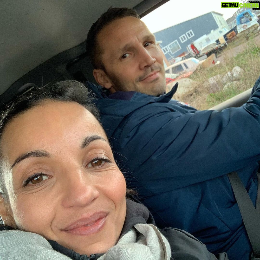 Sarah Ourahmoune Instagram - 🧐 Savez-vous où se trouve Saint-pierre et miquelon ? 🌊🥊✈️ in my phone 📲 De retour d'une expérience inoubliable à Saint Pierre et Miquelon ! J'ai eu l'opportunité d'animer une conférence et des sessions de boxe tout public dans ce magnifique archipel français. 🇫🇷 C’est Roger et sa fille Andrea, dirigeants du club de boxe local, qui se sont démenés pour me faire venir sur cette petite île et m’accueillir dans des conditions extra aux @lesterrassesspm ❤️ 🎯L'objectif était clair : partager et inspirer. Saint Pierre et Miquelon, bien que faisant partie de la France, est un archipel un peu oublié. Mais cette petite perle de l'Atlantique regorge de potentiel. Les habitants de l'archipel aspirent à développer leur économie grâce au tourisme et à repopuler l'île. Cependant, ils font face à des défis sociaux majeurs. L'accès difficile et l'isolement géographique rendent l'échange de biens et de personnes compliqué. De plus, la réduction des droits de pêche, une industrie clé de la région, a un impact significatif sur les moyens de subsistance locaux. La difficulté à recruter de nouveaux talents et la fuite des jeunes sont des enjeux critiques. Les jeunes talentueux quittent souvent l'archipel après le bac à la recherche d'opportunités ailleurs, laissant derrière eux une communauté vieillissante. Cela met en danger la transmission des traditions culturelles uniques de Saint Pierre et Miquelon. 🙌🏼J'ai été profondément inspirée par la détermination et la passion des habitants pour préserver leur culture et leur patrimoine tout en cherchant des solutions innovantes pour l'avenir. #SaintPierreetMiquelon #Développement #Tourisme #EnjeuxSociaux @tourismespm Saint Pierre and Miquelon