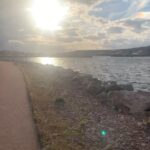Sarah Ourahmoune Instagram - 🧐 Savez-vous où se trouve Saint-pierre et miquelon ? 🌊🥊✈️ in my phone 📲 De retour d'une expérience inoubliable à Saint Pierre et Miquelon ! J'ai eu l'opportunité d'animer une conférence et des sessions de boxe tout public dans ce magnifique archipel français. 🇫🇷 C’est Roger et sa fille Andrea, dirigeants du club de boxe local, qui se sont démenés pour me faire venir sur cette petite île et m’accueillir dans des conditions extra aux @lesterrassesspm ❤️ 🎯L'objectif était clair : partager et inspirer. Saint Pierre et Miquelon, bien que faisant partie de la France, est un archipel un peu oublié. Mais cette petite perle de l'Atlantique regorge de potentiel. Les habitants de l'archipel aspirent à développer leur économie grâce au tourisme et à repopuler l'île. Cependant, ils font face à des défis sociaux majeurs. L'accès difficile et l'isolement géographique rendent l'échange de biens et de personnes compliqué. De plus, la réduction des droits de pêche, une industrie clé de la région, a un impact significatif sur les moyens de subsistance locaux. La difficulté à recruter de nouveaux talents et la fuite des jeunes sont des enjeux critiques. Les jeunes talentueux quittent souvent l'archipel après le bac à la recherche d'opportunités ailleurs, laissant derrière eux une communauté vieillissante. Cela met en danger la transmission des traditions culturelles uniques de Saint Pierre et Miquelon. 🙌🏼J'ai été profondément inspirée par la détermination et la passion des habitants pour préserver leur culture et leur patrimoine tout en cherchant des solutions innovantes pour l'avenir. #SaintPierreetMiquelon #Développement #Tourisme #EnjeuxSociaux @tourismespm Saint Pierre and Miquelon