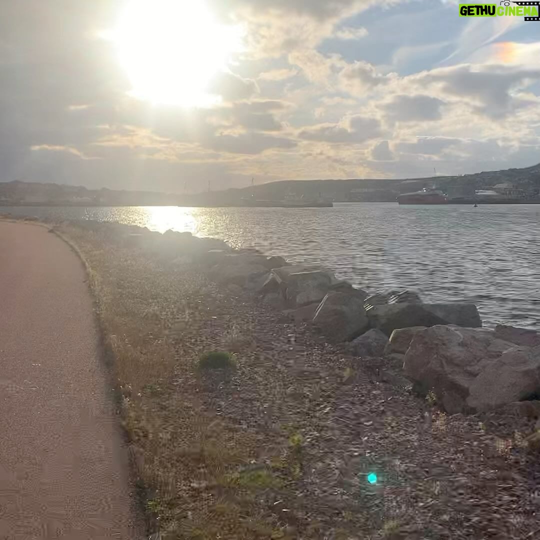Sarah Ourahmoune Instagram - 🧐 Savez-vous où se trouve Saint-pierre et miquelon ? 🌊🥊✈️ in my phone 📲 De retour d'une expérience inoubliable à Saint Pierre et Miquelon ! J'ai eu l'opportunité d'animer une conférence et des sessions de boxe tout public dans ce magnifique archipel français. 🇫🇷 C’est Roger et sa fille Andrea, dirigeants du club de boxe local, qui se sont démenés pour me faire venir sur cette petite île et m’accueillir dans des conditions extra aux @lesterrassesspm ❤️ 🎯L'objectif était clair : partager et inspirer. Saint Pierre et Miquelon, bien que faisant partie de la France, est un archipel un peu oublié. Mais cette petite perle de l'Atlantique regorge de potentiel. Les habitants de l'archipel aspirent à développer leur économie grâce au tourisme et à repopuler l'île. Cependant, ils font face à des défis sociaux majeurs. L'accès difficile et l'isolement géographique rendent l'échange de biens et de personnes compliqué. De plus, la réduction des droits de pêche, une industrie clé de la région, a un impact significatif sur les moyens de subsistance locaux. La difficulté à recruter de nouveaux talents et la fuite des jeunes sont des enjeux critiques. Les jeunes talentueux quittent souvent l'archipel après le bac à la recherche d'opportunités ailleurs, laissant derrière eux une communauté vieillissante. Cela met en danger la transmission des traditions culturelles uniques de Saint Pierre et Miquelon. 🙌🏼J'ai été profondément inspirée par la détermination et la passion des habitants pour préserver leur culture et leur patrimoine tout en cherchant des solutions innovantes pour l'avenir. #SaintPierreetMiquelon #Développement #Tourisme #EnjeuxSociaux @tourismespm Saint Pierre and Miquelon