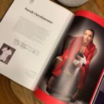 Sarah Ourahmoune Instagram - 🤩Après 2 années de travail et de réflexion, le très beau livre « 100 champions championnes, anecdotes et confidences" voit enfin le jour ! Cet ouvrage, unique en son genre, présente : 👉🏻 100 portraits d’athlètes d’exception réalisés par le @studioharcourt 👉🏻 Des anecdotes sur leurs maillots et objets collectors 👉🏻Des confidences sur un objet qui leur est cher, à écouter en podcasts accessibles directement par QR Code. L’Association @lesportaducoeur a réalisé un travail hors du commun pour faire briller chaque athlète, chaque discipline, chaque histoire singulière. Une belle action inclusive, riche de sens, au profit des plus démunis. ❤️Pour vous convaincre davantage, ce livre est un magnifique cadeau à s’offrir et à offrir, pourquoi pas pour les fêtes de fin d’année. Les bénéfices de cet ouvrage ainsi que la vente des objets offerts par les champions sont intégralement destinés à la lutte contre la précarité. Le livre est dispo dans toutes les librairies 📚