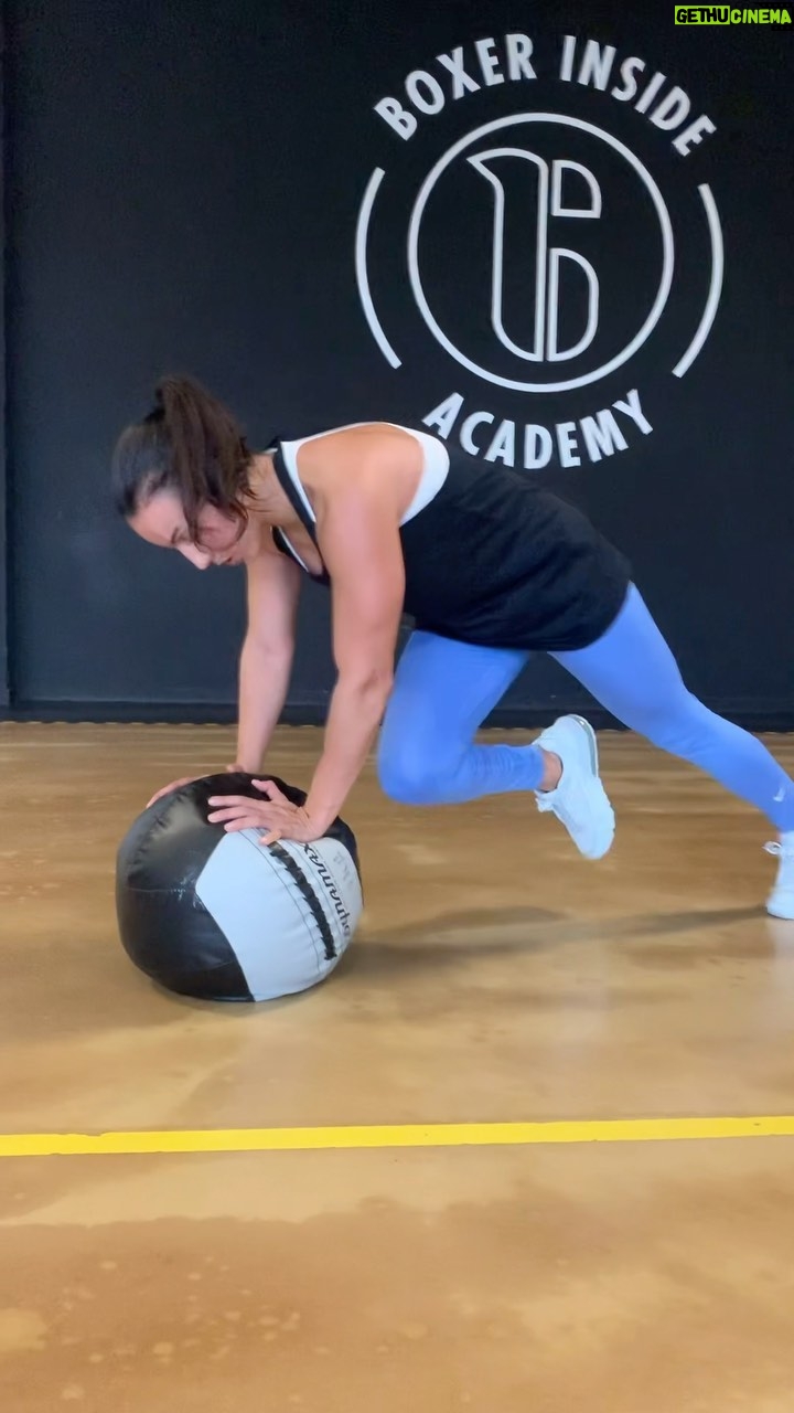 Sarah Ourahmoune Instagram - Circuit training en solo. Je n’aime vraiment pas m’entraîner seule. Je prépare l’énergie du collectif. Mis quand on a pas le choix 🔥 💦 vous êtes plutôt entraiment solo ou en groupe ? #circuit #training #boxing #sport #boxerinsideclub