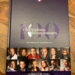 Sarah Ourahmoune Instagram - 🤩Après 2 années de travail et de réflexion, le très beau livre « 100 champions championnes, anecdotes et confidences" voit enfin le jour ! Cet ouvrage, unique en son genre, présente : 👉🏻 100 portraits d’athlètes d’exception réalisés par le @studioharcourt 👉🏻 Des anecdotes sur leurs maillots et objets collectors 👉🏻Des confidences sur un objet qui leur est cher, à écouter en podcasts accessibles directement par QR Code. L’Association @lesportaducoeur a réalisé un travail hors du commun pour faire briller chaque athlète, chaque discipline, chaque histoire singulière. Une belle action inclusive, riche de sens, au profit des plus démunis. ❤️Pour vous convaincre davantage, ce livre est un magnifique cadeau à s’offrir et à offrir, pourquoi pas pour les fêtes de fin d’année. Les bénéfices de cet ouvrage ainsi que la vente des objets offerts par les champions sont intégralement destinés à la lutte contre la précarité. Le livre est dispo dans toutes les librairies 📚
