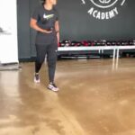 Sarah Ourahmoune Instagram - @les_puncheuses c’est reparti pour une 4ème promotion 🦚 Et toujours avec mes deux pépites Lydia et Nadia 😍 Les Puncheuses , c’est un projet de ❤️ dans lequel je mets toutes mes tripes. Je crois fort au pouvoir de la boxe et la manière dont celle-ci, couplée à des ateliers Empowerment et un réseau de femmes solidaires peut aider chaque femme à progresser, s’émanciper et trouver son chemin de vie. 👉🏻 venez nous soutenir et rejoindre le mouvement #EmpowerBoxe Boxer Inside Club