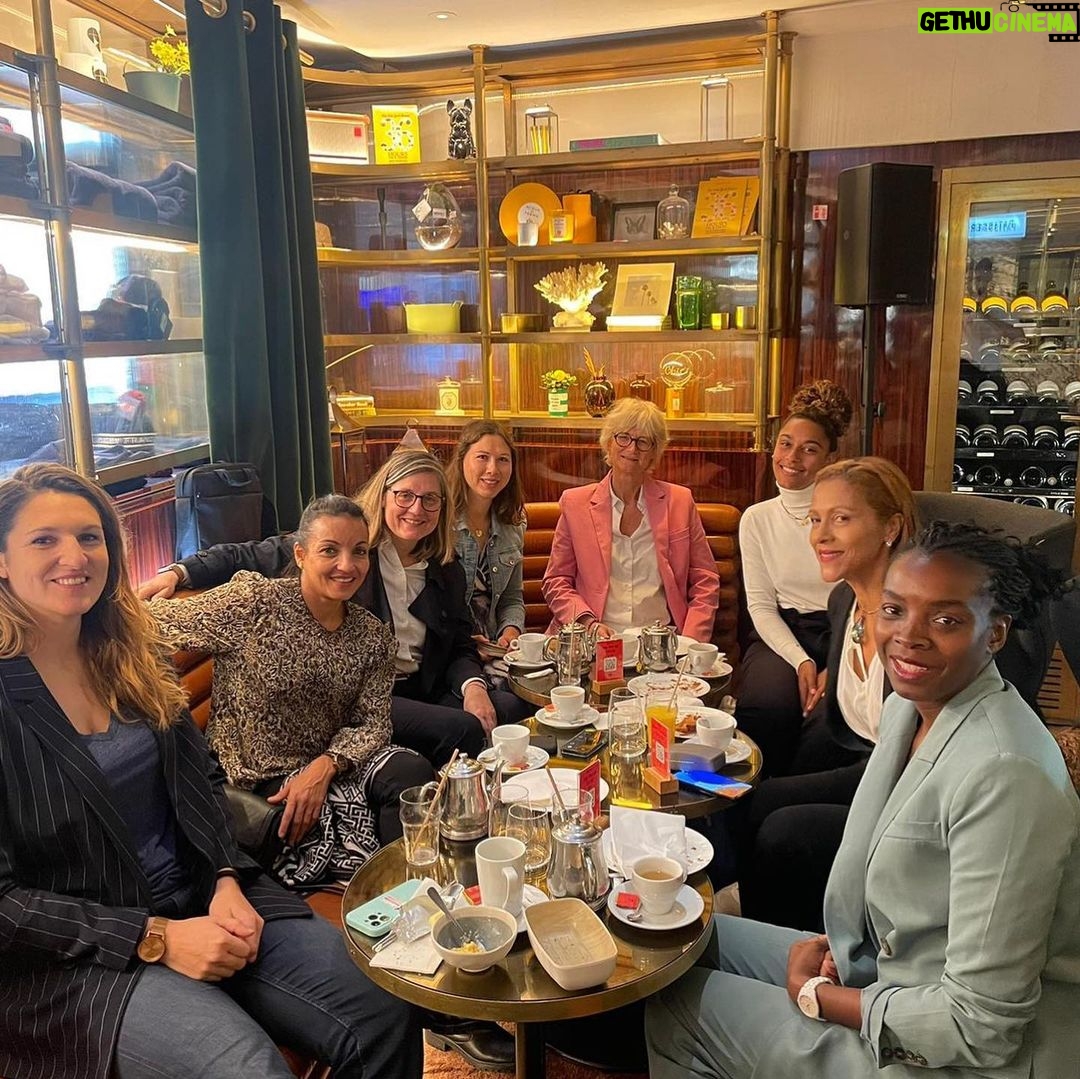 Sarah Ourahmoune Instagram - 🧨Tellement de choses en une semaine... 🤓Lundi : rdv petit-déjeuner avec la superbe équipe #PalatineWomenProject dont j'ai la chance de faire partie. ( Je vous en parle très vite ! ) 👩‍⚖️Mardi : j'ai endossé le rôle de présidente du comité éthique des @etoilesdusport Nous avons sélectionné les 20 champions qui seront présents lors de L’Événement hivernal Étoiles du sport et qui accompagneront 20 jeunes espoir du sport français. 🏅Merci et jeudi : C'était le séminaire annuel de la @fdjsport factory. Les athlètes de la team se sont réunis pour deux jours d'ateliers, d'échange et de moments privilégiés ( Dont celui de découvrir le parcours de la Cérémonie d'ouverture de @paris2024 sur la Seine ) 🎤Vendredi : j'ai eu la fierté d'animer une conférence lors du gala @thermomixfr ... Petit clin d'œil à toute la #ThermomixFamily qui m'a offert un accueil incroyable !