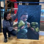 Sarah Ourahmoune Instagram - Quelle jolie surprise en arrivant à la salle ! Il y a quelques mois, j’ai été contactée par @valerie_gourmelon peintre au Sable d’Olonne. Valérie s’est lancée dans la création de plusieurs tableaux de femmes qui l’inspirent. Merci Valérie 🙌🏼 je suis très flattée et heureuse. J’ai déjà trouvé sa place dans notre nouvel espace café/coworking @boxerinside 🥰 #oeuvre #merci #art Boxer Inside Club