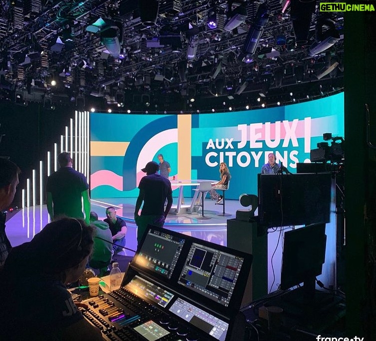 Sarah Ourahmoune Instagram - đCâest parti pour la premiĂšre de notre Ă©mission « Aux jeux citoyens » Allumez-vos Ă©crans et suivez-nous pour dĂ©couvrir des parcours de femmes et dâhommes engagĂ©s et passionnĂ©s⊠Chaque soir nous allons vivre les Jeux de lâintĂ©rieur avec le feuilleton des JOP, les archives olympiques et le TicTac des Jeux. #AuxJeuxCitoyens câest aussi une dream team Avec @carolegaessler et @alexandreboyon @stephane.diagana @lauremanaudouoff @mariejoseperec @capsule1919 @tcurin @lucabalo19 et moi đđŒ đș Câest sur @france3 et @francetelevisions Ă 20h40 du lundi au vendredi ! #paris2024 #roadtoparis2024