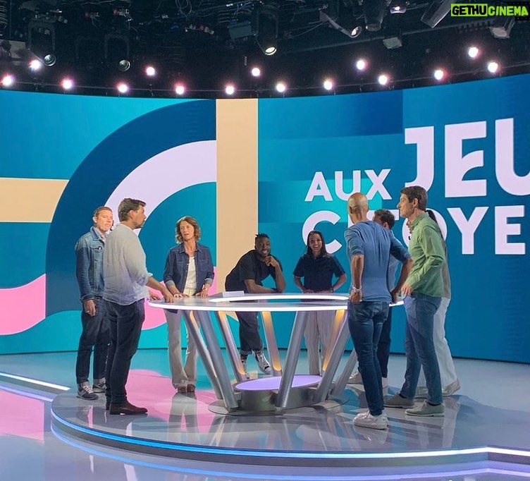 Sarah Ourahmoune Instagram - đCâest parti pour la premiĂšre de notre Ă©mission « Aux jeux citoyens » Allumez-vos Ă©crans et suivez-nous pour dĂ©couvrir des parcours de femmes et dâhommes engagĂ©s et passionnĂ©s⊠Chaque soir nous allons vivre les Jeux de lâintĂ©rieur avec le feuilleton des JOP, les archives olympiques et le TicTac des Jeux. #AuxJeuxCitoyens câest aussi une dream team Avec @carolegaessler et @alexandreboyon @stephane.diagana @lauremanaudouoff @mariejoseperec @capsule1919 @tcurin @lucabalo19 et moi đđŒ đș Câest sur @france3 et @francetelevisions Ă 20h40 du lundi au vendredi ! #paris2024 #roadtoparis2024