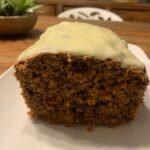 Sarah Ourahmoune Instagram - C’est la première fois que je kiffe autant un gâteau que je fais ! Du coup, je vous la partage car elle vaut vraiment le détour ! Si vous la réalisez, envoyez-moi des photos 🤓 🥕 Carrot Cake Sportif aux Flocons d'Avoine et Pomme 🍏 Ingrédients : ▪️300 g de carottes râpées ▪️ 100 g de flocons d'avoine ▪️100g de noix hachées ▪️1 pomme râpée ▪️150 g de farine ▪️3 œufs ▪️100g de sucre roux ou 100ml de sirop d’érable ▪️60 ml d'huile d’olive ( promis ça ne se sent pas !) ▪️1 cuillère à café de levure chimique ▪️ 1cuillère à café de cannelle ▪️1/2 cuillère de muscade ▪️1 pincée de sel Instructions : Préchauffez le four à 180°C et graissez un moule à gâteau. Dans un grand bol, mélangez les carottes, les flocons d'avoine, les noix hachées grossièrement et la pomme râpée. Ajoutez la farine, la levure chimique, la cannelle et le sel. Mélangez bien. Dans un autre bol, battez les œufs, puis ajoutez le sirop d'érable ( ou sucre ) et l'huile d’olive. Mélangez jusqu'à obtenir une consistance homogène. Incorporez le mélange liquide dans le bol des ingrédients secs. Mélangez jusqu'à obtenir une pâte lisse. Versez la pâte dans le moule et lissez la surface. Faites cuire au four pendant environ 60 minutes ( moi j’ai pris un moule à cake et du coup j’ai du ajouter 5/6mn de cuisson ) Laissez refroidir avant de démouler. 🌟 Astuce Sportive : Ce Carrot Cake est parfait en collation pré-entraînement grâce aux flocons d'avoine énergétiques et à la pomme riche en fibres! ❤️ Merci @soniamacginley pour l’inspiration 👌 #HealthyTreats #BakingWithBalance #SportySnacks #carrotcake #recette #recettehealthy #recettesportive