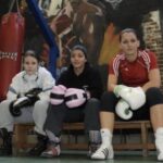Sarah Ourahmoune Instagram - Je suis retombée sur des très vieilles photos de boxe… le temps passe trop vite. C’était il y 13 ans… 15 ans pour certaines ! La dernière est vraiment 😅 le gang des 3 ! C’était à @boxing_beats Auber… mon club de ❤️ celui de mes petits pas sur un ring avec l’irremplaçable @sbennajem 🙌🏼😍