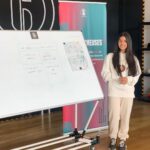 Sarah Ourahmoune Instagram - 🏗 Tiers-lieux mode d'emploi ? Je trouve toujours très compliqué de répondre à la question : peux-tu te présenter ? J'ai plusieurs casquettes. Ça peut paraître illisible et décousu... et pourtant je m'y retrouve et je m'y plais ! L'une de mes casquettes est celle de diriger BOXER INSIDE CLUB, un club de boxe engagé que j'ai fondé en 2011 avec une conviction forte : celle que le sport est un formidable outil d'émancipation. Ce "projet-passion" a beaucoup évolué et aujourd'hui, derrière cette conviction, il y a une volonté d'avoir encore plus d'impact. Il y a 12 ans, je n'imaginais pas faire de cette action un vrai projet d'entrepreneuriat social. Je découvre les joies et les difficultés d'un quotidien de dirigeante (d'association). Finalement, c'est comme le sport de haut niveau. C'est l'ascenseur émotionnel... on doute, on se remet en question, on craque même parfois, mais on sait pourquoi on le fait, alors on avance avec la même volonté... Nous terminons bientôt une nouvelle saison sportive et notre regard est déjà tourné vers la rentrée de septembre. Je me prépare à mettre un vrai coup d'accélérateur 🧨 Alors je m'entoure. J'ai des mentors et des soutiens exceptionnels. Ils m'aident à réfléchir à ma posture de dirigeante, à gérer les coups durs et les coups de mou. Je me doutais que porter un projet, gérer le quotidien, manager une équipe hybride n'allait pas toujours être une partie de plaisir. Mais j'apprends et je me forme. J'ai d'ailleurs rejoint le @lecampusdestierslieux où je suis une formation pour faire de @boxerinside un tiers-lieu sportif. 👉🏻 Fréquentez-vous des tiers-lieux ? Lesquels ? #tierslieu #impact La Cité Fertile