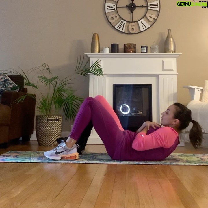 Sarah Ourahmoune Instagram - Hello, hello, Je vous partage une séance faite entre une réunion en visio et la préparation du dîner 😅. Je suis à J+51 de ma blessure ( rupture du tendon ). Le@plus dur est derrière moi et j’ai hâte d’entrer dans la phase de réathlétisation 🙌🏼 🙃 “ la patience est un remède universel à tous les maux “ Sinon voilà le programme du jour de ce #challenge66bysarah : ▪️8 exercices ▪️10 ou 15 ou 20 répétitions par exercice ▪️les enchaîner sans repos ▪️faire 2 à 3 tours avec 30 secondes à 1 minute de repos entre les tours 🚀 bonne séance ! Pensez à l’enregistrer et la partager ! ▪️▪️▪️▪️▪️▪️▪️▪️▪️▪️▪️▪️▪️▪️▪️▪️▪️▪️ Si vous avez des problèmes de santé demandez l’avis d’un médecin avant de commencer une à activité physique. 🚫 Sur ma page il y a des exercices de tous niveaux : du tout débutant au pratiquant très confirmé. Vous pouvez sauter un exercice et le remplacer s’il ne vous convient pas ) ▪️▪️▪️▪️▪️▪️▪️▪️▪️▪️▪️▪️▪️▪️▪️▪️▪️▪️ Pour rappel , j’ai lancé le #challenge66bySarah pour vous encourager à faire un peu de sport chaque jour. Ce temps court cumulé chaque jour de l’année va forcément avoir un impact sur votre corps et votre santé.🔥 👉🏻 66 car pour ancrer une habitude, il faut en moyenne 66 jours ⚠️ Je partage avec vous une de ces séances. Sur ma page il y a des exercices de tous niveaux : du tout débutant au pratiquant très confirmé. Vous pouvez sauter un exercice et le remplacer s’il ne vous convient pas ) #workout #musculation #fit #gainage #tonifier #muscler #raffermir #fullbodyworkout #training #totalbodyworkout #perdredupoids #ventreplat #tonic #nikewomen #nike #rupturedachilles #tendonachillesrupture #rupture Boxer Inside Club