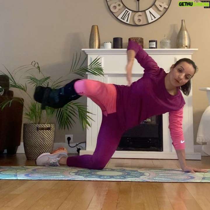 Sarah Ourahmoune Instagram - Hello, hello, Je vous partage une séance faite entre une réunion en visio et la préparation du dîner 😅. Je suis à J+51 de ma blessure ( rupture du tendon ). Le@plus dur est derrière moi et j’ai hâte d’entrer dans la phase de réathlétisation 🙌🏼 🙃 “ la patience est un remède universel à tous les maux “ Sinon voilà le programme du jour de ce #challenge66bysarah : ▪️8 exercices ▪️10 ou 15 ou 20 répétitions par exercice ▪️les enchaîner sans repos ▪️faire 2 à 3 tours avec 30 secondes à 1 minute de repos entre les tours 🚀 bonne séance ! Pensez à l’enregistrer et la partager ! ▪️▪️▪️▪️▪️▪️▪️▪️▪️▪️▪️▪️▪️▪️▪️▪️▪️▪️ Si vous avez des problèmes de santé demandez l’avis d’un médecin avant de commencer une à activité physique. 🚫 Sur ma page il y a des exercices de tous niveaux : du tout débutant au pratiquant très confirmé. Vous pouvez sauter un exercice et le remplacer s’il ne vous convient pas ) ▪️▪️▪️▪️▪️▪️▪️▪️▪️▪️▪️▪️▪️▪️▪️▪️▪️▪️ Pour rappel , j’ai lancé le #challenge66bySarah pour vous encourager à faire un peu de sport chaque jour. Ce temps court cumulé chaque jour de l’année va forcément avoir un impact sur votre corps et votre santé.🔥 👉🏻 66 car pour ancrer une habitude, il faut en moyenne 66 jours ⚠️ Je partage avec vous une de ces séances. Sur ma page il y a des exercices de tous niveaux : du tout débutant au pratiquant très confirmé. Vous pouvez sauter un exercice et le remplacer s’il ne vous convient pas ) #workout #musculation #fit #gainage #tonifier #muscler #raffermir #fullbodyworkout #training #totalbodyworkout #perdredupoids #ventreplat #tonic #nikewomen #nike #rupturedachilles #tendonachillesrupture #rupture Boxer Inside Club