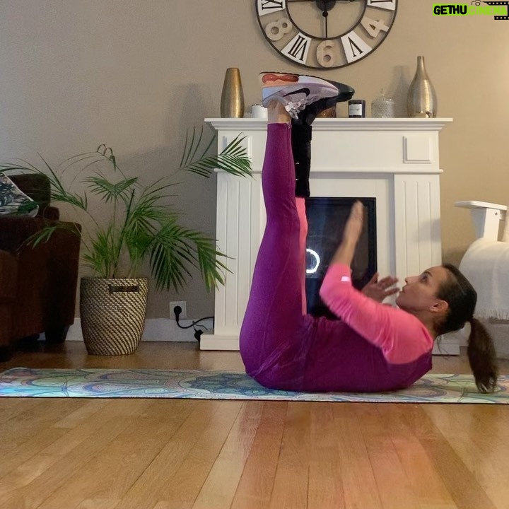Sarah Ourahmoune Instagram - Hello, hello, Je vous partage une séance faite entre une réunion en visio et la préparation du dîner 😅. Je suis à J+51 de ma blessure ( rupture du tendon ). Le@plus dur est derrière moi et j’ai hâte d’entrer dans la phase de réathlétisation 🙌🏼 🙃 “ la patience est un remède universel à tous les maux “ Sinon voilà le programme du jour de ce #challenge66bysarah : ▪️8 exercices ▪️10 ou 15 ou 20 répétitions par exercice ▪️les enchaîner sans repos ▪️faire 2 à 3 tours avec 30 secondes à 1 minute de repos entre les tours 🚀 bonne séance ! Pensez à l’enregistrer et la partager ! ▪️▪️▪️▪️▪️▪️▪️▪️▪️▪️▪️▪️▪️▪️▪️▪️▪️▪️ Si vous avez des problèmes de santé demandez l’avis d’un médecin avant de commencer une à activité physique. 🚫 Sur ma page il y a des exercices de tous niveaux : du tout débutant au pratiquant très confirmé. Vous pouvez sauter un exercice et le remplacer s’il ne vous convient pas ) ▪️▪️▪️▪️▪️▪️▪️▪️▪️▪️▪️▪️▪️▪️▪️▪️▪️▪️ Pour rappel , j’ai lancé le #challenge66bySarah pour vous encourager à faire un peu de sport chaque jour. Ce temps court cumulé chaque jour de l’année va forcément avoir un impact sur votre corps et votre santé.🔥 👉🏻 66 car pour ancrer une habitude, il faut en moyenne 66 jours ⚠️ Je partage avec vous une de ces séances. Sur ma page il y a des exercices de tous niveaux : du tout débutant au pratiquant très confirmé. Vous pouvez sauter un exercice et le remplacer s’il ne vous convient pas ) #workout #musculation #fit #gainage #tonifier #muscler #raffermir #fullbodyworkout #training #totalbodyworkout #perdredupoids #ventreplat #tonic #nikewomen #nike #rupturedachilles #tendonachillesrupture #rupture Boxer Inside Club