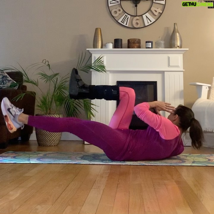 Sarah Ourahmoune Instagram - Hello, hello, Je vous partage une séance faite entre une réunion en visio et la préparation du dîner 😅. Je suis à J+51 de ma blessure ( rupture du tendon ). Le@plus dur est derrière moi et j’ai hâte d’entrer dans la phase de réathlétisation 🙌🏼 🙃 “ la patience est un remède universel à tous les maux “ Sinon voilà le programme du jour de ce #challenge66bysarah : ▪️8 exercices ▪️10 ou 15 ou 20 répétitions par exercice ▪️les enchaîner sans repos ▪️faire 2 à 3 tours avec 30 secondes à 1 minute de repos entre les tours 🚀 bonne séance ! Pensez à l’enregistrer et la partager ! ▪️▪️▪️▪️▪️▪️▪️▪️▪️▪️▪️▪️▪️▪️▪️▪️▪️▪️ Si vous avez des problèmes de santé demandez l’avis d’un médecin avant de commencer une à activité physique. 🚫 Sur ma page il y a des exercices de tous niveaux : du tout débutant au pratiquant très confirmé. Vous pouvez sauter un exercice et le remplacer s’il ne vous convient pas ) ▪️▪️▪️▪️▪️▪️▪️▪️▪️▪️▪️▪️▪️▪️▪️▪️▪️▪️ Pour rappel , j’ai lancé le #challenge66bySarah pour vous encourager à faire un peu de sport chaque jour. Ce temps court cumulé chaque jour de l’année va forcément avoir un impact sur votre corps et votre santé.🔥 👉🏻 66 car pour ancrer une habitude, il faut en moyenne 66 jours ⚠️ Je partage avec vous une de ces séances. Sur ma page il y a des exercices de tous niveaux : du tout débutant au pratiquant très confirmé. Vous pouvez sauter un exercice et le remplacer s’il ne vous convient pas ) #workout #musculation #fit #gainage #tonifier #muscler #raffermir #fullbodyworkout #training #totalbodyworkout #perdredupoids #ventreplat #tonic #nikewomen #nike #rupturedachilles #tendonachillesrupture #rupture Boxer Inside Club