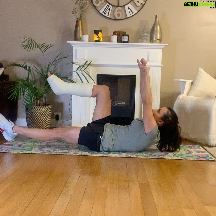 Sarah Ourahmoune Instagram - Hello, hello, Je vous partage une séance que j’ai faite la semaine dernière. J’ai eu une grosse semaine. Je travaille sur la transformation de @boxerinside en tiers lieu sportif ( la salle que nous avons à Aulnay uniquement ) LE PROJET : 👉🏻Créer un tiers-lieu sur le site de l’ancienne usine Peugeot PSA à Aulnay sous bois. Boxer Inside Club, c’est trois grands espaces dédiés au sport, à la formation, au partage et à la restauration. 1️⃣ Des salles de boxe et de sport pour tous avec des cours adaptés à chaque niveau et envie ( ça existe déjà ) 2️⃣ des salles de réunions pour organiser nos programmes/formations et des séminaires/stages ( à rénover ) 3️⃣ un espace coffee shop avec un coin détente/rencontre ( à créer) Sinon voilà le programme du jour de ce #challenge66bysarah : ▪️9 exercices ▪️10/12 répétitions par exercice ▪️les enchaîner sans repos ▪️faire 2 à 3 tours avec 30 secondes à 1 minute de repos entre les tours 🚀 bonne séance ! Pensez à l’enregistrer et la partager ! ▪️▪️▪️▪️▪️▪️▪️▪️▪️▪️▪️▪️▪️▪️▪️▪️▪️▪️ Si vous avez des problèmes de santé demandez l’avis d’un médecin avant de commencer une à activité physique. 🚫 Sur ma page il y a des exercices de tous niveaux : du tout débutant au pratiquant très confirmé. Vous pouvez sauter un exercice et le remplacer s’il ne vous convient pas ) ▪️▪️▪️▪️▪️▪️▪️▪️▪️▪️▪️▪️▪️▪️▪️▪️▪️▪️ Pour rappel , j’ai lancé le #challenge66bySarah pour vous encourager à faire un peu de sport chaque jour. Ce temps court cumulé chaque jour de l’année va forcément avoir un impact sur votre corps et votre santé.🔥 👉🏻 66 car pour ancrer une habitude, il faut en moyenne 66 jours ⚠️ Je partage avec vous une de ces séances. Sur ma page il y a des exercices de tous niveaux : du tout débutant au pratiquant très confirmé. Vous pouvez sauter un exercice et le remplacer s’il ne vous convient pas ) #workout #musculation #fit #gainage #tonifier #muscler #raffermir #fullbodyworkout #training #totalbodyworkout #perdredupoids #ventreplat #tonic #nikewomen #nike #rupturedachilles #tendonachillesrupture #rupture