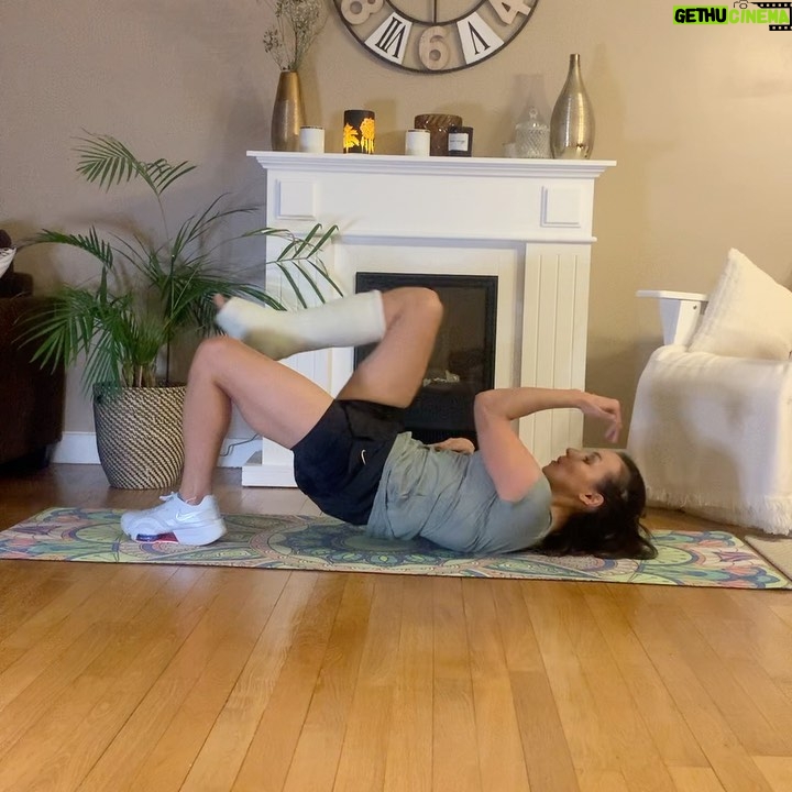 Sarah Ourahmoune Instagram - Hello, hello, Je vous partage une séance que j’ai faite la semaine dernière. J’ai eu une grosse semaine. Je travaille sur la transformation de @boxerinside en tiers lieu sportif ( la salle que nous avons à Aulnay uniquement ) LE PROJET : 👉🏻Créer un tiers-lieu sur le site de l’ancienne usine Peugeot PSA à Aulnay sous bois. Boxer Inside Club, c’est trois grands espaces dédiés au sport, à la formation, au partage et à la restauration. 1️⃣ Des salles de boxe et de sport pour tous avec des cours adaptés à chaque niveau et envie ( ça existe déjà ) 2️⃣ des salles de réunions pour organiser nos programmes/formations et des séminaires/stages ( à rénover ) 3️⃣ un espace coffee shop avec un coin détente/rencontre ( à créer) Sinon voilà le programme du jour de ce #challenge66bysarah : ▪️9 exercices ▪️10/12 répétitions par exercice ▪️les enchaîner sans repos ▪️faire 2 à 3 tours avec 30 secondes à 1 minute de repos entre les tours 🚀 bonne séance ! Pensez à l’enregistrer et la partager ! ▪️▪️▪️▪️▪️▪️▪️▪️▪️▪️▪️▪️▪️▪️▪️▪️▪️▪️ Si vous avez des problèmes de santé demandez l’avis d’un médecin avant de commencer une à activité physique. 🚫 Sur ma page il y a des exercices de tous niveaux : du tout débutant au pratiquant très confirmé. Vous pouvez sauter un exercice et le remplacer s’il ne vous convient pas ) ▪️▪️▪️▪️▪️▪️▪️▪️▪️▪️▪️▪️▪️▪️▪️▪️▪️▪️ Pour rappel , j’ai lancé le #challenge66bySarah pour vous encourager à faire un peu de sport chaque jour. Ce temps court cumulé chaque jour de l’année va forcément avoir un impact sur votre corps et votre santé.🔥 👉🏻 66 car pour ancrer une habitude, il faut en moyenne 66 jours ⚠️ Je partage avec vous une de ces séances. Sur ma page il y a des exercices de tous niveaux : du tout débutant au pratiquant très confirmé. Vous pouvez sauter un exercice et le remplacer s’il ne vous convient pas ) #workout #musculation #fit #gainage #tonifier #muscler #raffermir #fullbodyworkout #training #totalbodyworkout #perdredupoids #ventreplat #tonic #nikewomen #nike #rupturedachilles #tendonachillesrupture #rupture