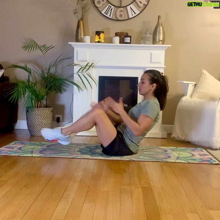 Sarah Ourahmoune Instagram - Hello, hello, Je vous partage une séance que j’ai faite la semaine dernière. J’ai eu une grosse semaine. Je travaille sur la transformation de @boxerinside en tiers lieu sportif ( la salle que nous avons à Aulnay uniquement ) LE PROJET : 👉🏻Créer un tiers-lieu sur le site de l’ancienne usine Peugeot PSA à Aulnay sous bois. Boxer Inside Club, c’est trois grands espaces dédiés au sport, à la formation, au partage et à la restauration. 1️⃣ Des salles de boxe et de sport pour tous avec des cours adaptés à chaque niveau et envie ( ça existe déjà ) 2️⃣ des salles de réunions pour organiser nos programmes/formations et des séminaires/stages ( à rénover ) 3️⃣ un espace coffee shop avec un coin détente/rencontre ( à créer) Sinon voilà le programme du jour de ce #challenge66bysarah : ▪️9 exercices ▪️10/12 répétitions par exercice ▪️les enchaîner sans repos ▪️faire 2 à 3 tours avec 30 secondes à 1 minute de repos entre les tours 🚀 bonne séance ! Pensez à l’enregistrer et la partager ! ▪️▪️▪️▪️▪️▪️▪️▪️▪️▪️▪️▪️▪️▪️▪️▪️▪️▪️ Si vous avez des problèmes de santé demandez l’avis d’un médecin avant de commencer une à activité physique. 🚫 Sur ma page il y a des exercices de tous niveaux : du tout débutant au pratiquant très confirmé. Vous pouvez sauter un exercice et le remplacer s’il ne vous convient pas ) ▪️▪️▪️▪️▪️▪️▪️▪️▪️▪️▪️▪️▪️▪️▪️▪️▪️▪️ Pour rappel , j’ai lancé le #challenge66bySarah pour vous encourager à faire un peu de sport chaque jour. Ce temps court cumulé chaque jour de l’année va forcément avoir un impact sur votre corps et votre santé.🔥 👉🏻 66 car pour ancrer une habitude, il faut en moyenne 66 jours ⚠️ Je partage avec vous une de ces séances. Sur ma page il y a des exercices de tous niveaux : du tout débutant au pratiquant très confirmé. Vous pouvez sauter un exercice et le remplacer s’il ne vous convient pas ) #workout #musculation #fit #gainage #tonifier #muscler #raffermir #fullbodyworkout #training #totalbodyworkout #perdredupoids #ventreplat #tonic #nikewomen #nike #rupturedachilles #tendonachillesrupture #rupture