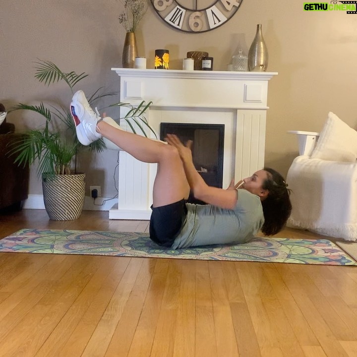 Sarah Ourahmoune Instagram - Hello, hello, Je vous partage une séance que j’ai faite la semaine dernière. J’ai eu une grosse semaine. Je travaille sur la transformation de @boxerinside en tiers lieu sportif ( la salle que nous avons à Aulnay uniquement ) LE PROJET : 👉🏻Créer un tiers-lieu sur le site de l’ancienne usine Peugeot PSA à Aulnay sous bois. Boxer Inside Club, c’est trois grands espaces dédiés au sport, à la formation, au partage et à la restauration. 1️⃣ Des salles de boxe et de sport pour tous avec des cours adaptés à chaque niveau et envie ( ça existe déjà ) 2️⃣ des salles de réunions pour organiser nos programmes/formations et des séminaires/stages ( à rénover ) 3️⃣ un espace coffee shop avec un coin détente/rencontre ( à créer) Sinon voilà le programme du jour de ce #challenge66bysarah : ▪️9 exercices ▪️10/12 répétitions par exercice ▪️les enchaîner sans repos ▪️faire 2 à 3 tours avec 30 secondes à 1 minute de repos entre les tours 🚀 bonne séance ! Pensez à l’enregistrer et la partager ! ▪️▪️▪️▪️▪️▪️▪️▪️▪️▪️▪️▪️▪️▪️▪️▪️▪️▪️ Si vous avez des problèmes de santé demandez l’avis d’un médecin avant de commencer une à activité physique. 🚫 Sur ma page il y a des exercices de tous niveaux : du tout débutant au pratiquant très confirmé. Vous pouvez sauter un exercice et le remplacer s’il ne vous convient pas ) ▪️▪️▪️▪️▪️▪️▪️▪️▪️▪️▪️▪️▪️▪️▪️▪️▪️▪️ Pour rappel , j’ai lancé le #challenge66bySarah pour vous encourager à faire un peu de sport chaque jour. Ce temps court cumulé chaque jour de l’année va forcément avoir un impact sur votre corps et votre santé.🔥 👉🏻 66 car pour ancrer une habitude, il faut en moyenne 66 jours ⚠️ Je partage avec vous une de ces séances. Sur ma page il y a des exercices de tous niveaux : du tout débutant au pratiquant très confirmé. Vous pouvez sauter un exercice et le remplacer s’il ne vous convient pas ) #workout #musculation #fit #gainage #tonifier #muscler #raffermir #fullbodyworkout #training #totalbodyworkout #perdredupoids #ventreplat #tonic #nikewomen #nike #rupturedachilles #tendonachillesrupture #rupture