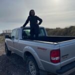 Sarah Ourahmoune Instagram - 🧐 Savez-vous où se trouve Saint-pierre et miquelon ? 🌊🥊✈️ in my phone 📲 De retour d'une expérience inoubliable à Saint Pierre et Miquelon ! J'ai eu l'opportunité d'animer une conférence et des sessions de boxe tout public dans ce magnifique archipel français. 🇫🇷 C’est Roger et sa fille Andrea, dirigeants du club de boxe local, qui se sont démenés pour me faire venir sur cette petite île et m’accueillir dans des conditions extra aux @lesterrassesspm ❤️ 🎯L'objectif était clair : partager et inspirer. Saint Pierre et Miquelon, bien que faisant partie de la France, est un archipel un peu oublié. Mais cette petite perle de l'Atlantique regorge de potentiel. Les habitants de l'archipel aspirent à développer leur économie grâce au tourisme et à repopuler l'île. Cependant, ils font face à des défis sociaux majeurs. L'accès difficile et l'isolement géographique rendent l'échange de biens et de personnes compliqué. De plus, la réduction des droits de pêche, une industrie clé de la région, a un impact significatif sur les moyens de subsistance locaux. La difficulté à recruter de nouveaux talents et la fuite des jeunes sont des enjeux critiques. Les jeunes talentueux quittent souvent l'archipel après le bac à la recherche d'opportunités ailleurs, laissant derrière eux une communauté vieillissante. Cela met en danger la transmission des traditions culturelles uniques de Saint Pierre et Miquelon. 🙌🏼J'ai été profondément inspirée par la détermination et la passion des habitants pour préserver leur culture et leur patrimoine tout en cherchant des solutions innovantes pour l'avenir. #SaintPierreetMiquelon #Développement #Tourisme #EnjeuxSociaux @tourismespm Saint Pierre and Miquelon