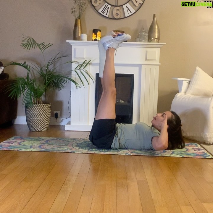 Sarah Ourahmoune Instagram - Hello, hello, Je vous partage une séance que j’ai faite la semaine dernière. J’ai eu une grosse semaine. Je travaille sur la transformation de @boxerinside en tiers lieu sportif ( la salle que nous avons à Aulnay uniquement ) LE PROJET : 👉🏻Créer un tiers-lieu sur le site de l’ancienne usine Peugeot PSA à Aulnay sous bois. Boxer Inside Club, c’est trois grands espaces dédiés au sport, à la formation, au partage et à la restauration. 1️⃣ Des salles de boxe et de sport pour tous avec des cours adaptés à chaque niveau et envie ( ça existe déjà ) 2️⃣ des salles de réunions pour organiser nos programmes/formations et des séminaires/stages ( à rénover ) 3️⃣ un espace coffee shop avec un coin détente/rencontre ( à créer) Sinon voilà le programme du jour de ce #challenge66bysarah : ▪️9 exercices ▪️10/12 répétitions par exercice ▪️les enchaîner sans repos ▪️faire 2 à 3 tours avec 30 secondes à 1 minute de repos entre les tours 🚀 bonne séance ! Pensez à l’enregistrer et la partager ! ▪️▪️▪️▪️▪️▪️▪️▪️▪️▪️▪️▪️▪️▪️▪️▪️▪️▪️ Si vous avez des problèmes de santé demandez l’avis d’un médecin avant de commencer une à activité physique. 🚫 Sur ma page il y a des exercices de tous niveaux : du tout débutant au pratiquant très confirmé. Vous pouvez sauter un exercice et le remplacer s’il ne vous convient pas ) ▪️▪️▪️▪️▪️▪️▪️▪️▪️▪️▪️▪️▪️▪️▪️▪️▪️▪️ Pour rappel , j’ai lancé le #challenge66bySarah pour vous encourager à faire un peu de sport chaque jour. Ce temps court cumulé chaque jour de l’année va forcément avoir un impact sur votre corps et votre santé.🔥 👉🏻 66 car pour ancrer une habitude, il faut en moyenne 66 jours ⚠️ Je partage avec vous une de ces séances. Sur ma page il y a des exercices de tous niveaux : du tout débutant au pratiquant très confirmé. Vous pouvez sauter un exercice et le remplacer s’il ne vous convient pas ) #workout #musculation #fit #gainage #tonifier #muscler #raffermir #fullbodyworkout #training #totalbodyworkout #perdredupoids #ventreplat #tonic #nikewomen #nike #rupturedachilles #tendonachillesrupture #rupture