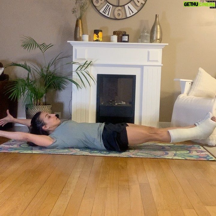 Sarah Ourahmoune Instagram - Hello, hello, Je vous partage une séance que j’ai faite la semaine dernière. J’ai eu une grosse semaine. Je travaille sur la transformation de @boxerinside en tiers lieu sportif ( la salle que nous avons à Aulnay uniquement ) LE PROJET : 👉🏻Créer un tiers-lieu sur le site de l’ancienne usine Peugeot PSA à Aulnay sous bois. Boxer Inside Club, c’est trois grands espaces dédiés au sport, à la formation, au partage et à la restauration. 1️⃣ Des salles de boxe et de sport pour tous avec des cours adaptés à chaque niveau et envie ( ça existe déjà ) 2️⃣ des salles de réunions pour organiser nos programmes/formations et des séminaires/stages ( à rénover ) 3️⃣ un espace coffee shop avec un coin détente/rencontre ( à créer) Sinon voilà le programme du jour de ce #challenge66bysarah : ▪️9 exercices ▪️10/12 répétitions par exercice ▪️les enchaîner sans repos ▪️faire 2 à 3 tours avec 30 secondes à 1 minute de repos entre les tours 🚀 bonne séance ! Pensez à l’enregistrer et la partager ! ▪️▪️▪️▪️▪️▪️▪️▪️▪️▪️▪️▪️▪️▪️▪️▪️▪️▪️ Si vous avez des problèmes de santé demandez l’avis d’un médecin avant de commencer une à activité physique. 🚫 Sur ma page il y a des exercices de tous niveaux : du tout débutant au pratiquant très confirmé. Vous pouvez sauter un exercice et le remplacer s’il ne vous convient pas ) ▪️▪️▪️▪️▪️▪️▪️▪️▪️▪️▪️▪️▪️▪️▪️▪️▪️▪️ Pour rappel , j’ai lancé le #challenge66bySarah pour vous encourager à faire un peu de sport chaque jour. Ce temps court cumulé chaque jour de l’année va forcément avoir un impact sur votre corps et votre santé.🔥 👉🏻 66 car pour ancrer une habitude, il faut en moyenne 66 jours ⚠️ Je partage avec vous une de ces séances. Sur ma page il y a des exercices de tous niveaux : du tout débutant au pratiquant très confirmé. Vous pouvez sauter un exercice et le remplacer s’il ne vous convient pas ) #workout #musculation #fit #gainage #tonifier #muscler #raffermir #fullbodyworkout #training #totalbodyworkout #perdredupoids #ventreplat #tonic #nikewomen #nike #rupturedachilles #tendonachillesrupture #rupture