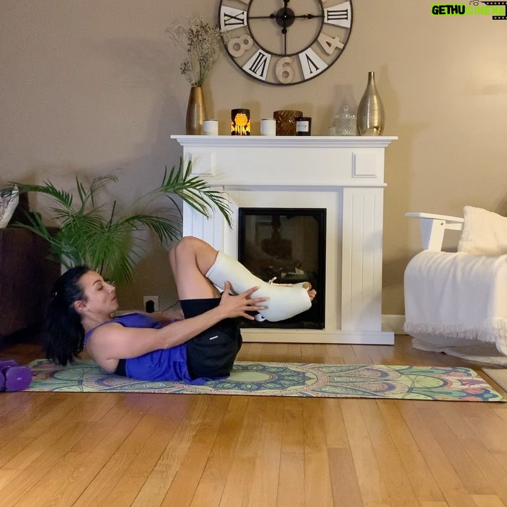 Sarah Ourahmoune Instagram - Hello hello, Bon début de semaine à tous ! 🦋Je partage avec vous ma pensée du jour : aucun pas dans la vie n’est perdu. Nous sommes le résultat des jours vécus… 👉🏻 Vous en pensez-quoi ? Sinon voilà le programme du jour de ce #challenge66bysarah : ▪️10 exercices ▪️10/12 répétitions par exercice ▪️les enchaîner sans repos ▪️faire 2 à 3 tours avec 30 secondes à 1 minute de repos entre les tours 🚀 bonne séance ! Pensez à l’enregistrer et la partager ! ▪️▪️▪️▪️▪️▪️▪️▪️▪️▪️▪️▪️▪️▪️▪️▪️▪️▪️ Si vous avez des problèmes de santé demandez l’avis d’un médecin avant de commencer une à activité physique. 🚫 Sur ma page il y a des exercices de tous niveaux : du tout débutant au pratiquant très confirmé. Vous pouvez sauter un exercice et le remplacer s’il ne vous convient pas ) ▪️▪️▪️▪️▪️▪️▪️▪️▪️▪️▪️▪️▪️▪️▪️▪️▪️▪️ Pour rappel , j’ai lancé le #challenge66bySarah pour vous encourager à faire un peu de sport chaque jour. Ce temps court cumulé chaque jour de l’année va forcément avoir un impact sur votre corps et votre santé.🔥 👉🏻 66 car pour ancrer une habitude, il faut en moyenne 66 jours ⚠️ Je partage avec vous une de ces séances. Sur ma page il y a des exercices de tous niveaux : du tout débutant au pratiquant très confirmé. Vous pouvez sauter un exercice et le remplacer s’il ne vous convient pas ) #workout #musculation #fit #gainage #tonifier #muscler #raffermir #fullbodyworkout #training #totalbodyworkout #perdredupoids #ventreplat #tonic #nikewomen #nike #rupturedachilles #tendonachillesrupture #rupture Boxer Inside Club