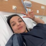 Sarah Ourahmoune Instagram - C’est fou tout ce qui peut se passer en une semaine ( même avec un pied dans le plâtre et des béquilles ) ▪️ lundi : opération du tendon d’Achilles par le meilleur des chirurgiens @pr.frederic_khiami 🙌🏼 #millemercis ▪️mardi : conférence en visio pour @engie_solutions dans le cadre de leurs parenthèses inspirantes ▪️mercredi : travail sur @boxerinside et @les_puncheuses 👉🏻 ça avance et c’est top 🤩 ▪️jeudi : conférence pour @cocacolafr sur les stéréotypes de genre en binôme avec @quentingtml nageur artistique et animé par @richarddacoury ▪️vendredi : work work work et reprise du sport maison ▪️samedi : organisation des combats pour nos Insiders et notamment pour nos deux professionnels @sofianabet et @iamadjisangare ▪️dimanche : journée au zoo avec les enfants… ( note à moi-même : plus jamais avec des béquilles 😰 je suis rentrée lessivée et les mains abîmées ) Le temps passe tellement vite… profitons-en ❤️ Très bon week-end #laviestbelle #gratitude 📸 1 : @marielopezvivanco Boxer Inside Club