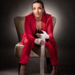Sarah Ourahmoune Instagram - 🤩Après 2 années de travail et de réflexion, le très beau livre « 100 champions championnes, anecdotes et confidences" voit enfin le jour ! Cet ouvrage, unique en son genre, présente : 👉🏻 100 portraits d’athlètes d’exception réalisés par le @studioharcourt 👉🏻 Des anecdotes sur leurs maillots et objets collectors 👉🏻Des confidences sur un objet qui leur est cher, à écouter en podcasts accessibles directement par QR Code. L’Association @lesportaducoeur a réalisé un travail hors du commun pour faire briller chaque athlète, chaque discipline, chaque histoire singulière. Une belle action inclusive, riche de sens, au profit des plus démunis. ❤️Pour vous convaincre davantage, ce livre est un magnifique cadeau à s’offrir et à offrir, pourquoi pas pour les fêtes de fin d’année. Les bénéfices de cet ouvrage ainsi que la vente des objets offerts par les champions sont intégralement destinés à la lutte contre la précarité. Le livre est dispo dans toutes les librairies 📚