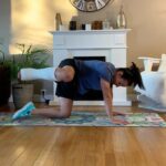 Sarah Ourahmoune Instagram - [ FULL BODY ] De retour pour vous partager ma séance du soir, avant de passer à table ( avant le fhtor pour ceux qui pratiquent le Ramadan comme moi ) 🙃 Mon opération du tendon d’Achille s’est bien passée. Maintenant il va falloir patienter et se réinventer car je vais avoir un plâtre jusqu’à mi-mai puis je vais enchaîner par un mois avec une botte médicale… Patience… 🙌🏼 👉🏻 évidemment je ne vais pas rester 3 mois sans bouger le reste de mon corps… alors je m’adapte ! 😳 Si vous avez déjà été immobilisée ( tendon d’Achille, genou, cheville etc) , je suis preneuse de tous vos conseils 🙌🏼 Bref… Le programme du jour de ce #challenge66bysarah : ▪️10 exercices ▪️10/12 répétitions par exercice ▪️les enchaîner sans repos ▪️faire 2 à 3 tours avec 30 secondes à 1 minute de repos entre les tours 🚀 bonne séance ! Pensez à l’enregistrer et la partager ! ▪️▪️▪️▪️▪️▪️▪️▪️▪️▪️▪️▪️▪️▪️▪️▪️▪️▪️ Si vous avez des problèmes de santé demandez l’avis d’un médecin avant de commencer une à activité physique. 🚫 Sur ma page il y a des exercices de tous niveaux : du tout débutant au pratiquant très confirmé. Vous pouvez sauter un exercice et le remplacer s’il ne vous convient pas ) ▪️▪️▪️▪️▪️▪️▪️▪️▪️▪️▪️▪️▪️▪️▪️▪️▪️▪️ Pour rappel , j’ai lancé le #challenge66bySarah pour vous encourager à faire un peu de sport chaque jour. Ce temps court cumulé chaque jour de l’année va forcément avoir un impact sur votre corps et votre santé.🔥 👉🏻 66 car pour ancrer une habitude, il faut en moyenne 66 jours ⚠️ Je partage avec vous une de ces séances. Sur ma page il y a des exercices de tous niveaux : du tout débutant au pratiquant très confirmé. Vous pouvez sauter un exercice et le remplacer s’il ne vous convient pas ) #workout #musculation #fit #gainage #tonifier #muscler #raffermir #fullbodyworkout #training #totalbodyworkout #perdredupoids #ventreplat #tonic #nikewomen #nike #rupturedachilles #tendonachillesrupture #rupture Boxer Inside Club