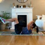 Sarah Ourahmoune Instagram - [ FULL BODY ] De retour pour vous partager ma séance du soir, avant de passer à table ( avant le fhtor pour ceux qui pratiquent le Ramadan comme moi ) 🙃 Mon opération du tendon d’Achille s’est bien passée. Maintenant il va falloir patienter et se réinventer car je vais avoir un plâtre jusqu’à mi-mai puis je vais enchaîner par un mois avec une botte médicale… Patience… 🙌🏼 👉🏻 évidemment je ne vais pas rester 3 mois sans bouger le reste de mon corps… alors je m’adapte ! 😳 Si vous avez déjà été immobilisée ( tendon d’Achille, genou, cheville etc) , je suis preneuse de tous vos conseils 🙌🏼 Bref… Le programme du jour de ce #challenge66bysarah : ▪️10 exercices ▪️10/12 répétitions par exercice ▪️les enchaîner sans repos ▪️faire 2 à 3 tours avec 30 secondes à 1 minute de repos entre les tours 🚀 bonne séance ! Pensez à l’enregistrer et la partager ! ▪️▪️▪️▪️▪️▪️▪️▪️▪️▪️▪️▪️▪️▪️▪️▪️▪️▪️ Si vous avez des problèmes de santé demandez l’avis d’un médecin avant de commencer une à activité physique. 🚫 Sur ma page il y a des exercices de tous niveaux : du tout débutant au pratiquant très confirmé. Vous pouvez sauter un exercice et le remplacer s’il ne vous convient pas ) ▪️▪️▪️▪️▪️▪️▪️▪️▪️▪️▪️▪️▪️▪️▪️▪️▪️▪️ Pour rappel , j’ai lancé le #challenge66bySarah pour vous encourager à faire un peu de sport chaque jour. Ce temps court cumulé chaque jour de l’année va forcément avoir un impact sur votre corps et votre santé.🔥 👉🏻 66 car pour ancrer une habitude, il faut en moyenne 66 jours ⚠️ Je partage avec vous une de ces séances. Sur ma page il y a des exercices de tous niveaux : du tout débutant au pratiquant très confirmé. Vous pouvez sauter un exercice et le remplacer s’il ne vous convient pas ) #workout #musculation #fit #gainage #tonifier #muscler #raffermir #fullbodyworkout #training #totalbodyworkout #perdredupoids #ventreplat #tonic #nikewomen #nike #rupturedachilles #tendonachillesrupture #rupture Boxer Inside Club