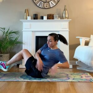 Sarah Ourahmoune Instagram - [ FULL BODY ]

De retour pour vous partager ma séance du soir, avant de passer à table ( avant le fhtor pour ceux qui pratiquent le Ramadan comme moi )

🙃 Mon opération du tendon d’Achille s’est bien passée. Maintenant il va falloir patienter et se réinventer car je vais avoir un plâtre jusqu’à mi-mai puis je vais enchaîner par un mois avec une botte médicale…
Patience… 🙌🏼

👉🏻 évidemment je ne vais pas rester 3 mois sans bouger le reste de mon corps… alors je m’adapte !

😳 Si vous avez déjà été immobilisée ( tendon d’Achille, genou, cheville etc) , je suis preneuse de tous vos conseils 🙌🏼

Bref…
Le programme du jour de ce #challenge66bysarah :
▪️10 exercices
▪️10/12 répétitions par exercice
▪️les enchaîner sans repos
▪️faire 2 à 3 tours avec 30 secondes à 1 minute de repos entre les tours

 🚀 bonne séance ! Pensez à l’enregistrer et la partager !

▪️▪️▪️▪️▪️▪️▪️▪️▪️▪️▪️▪️▪️▪️▪️▪️▪️▪️
Si vous avez des problèmes de santé demandez l’avis d’un médecin avant de commencer une à activité physique. 🚫

Sur ma page il y a des exercices de tous niveaux : du tout débutant au pratiquant très confirmé. Vous pouvez sauter un exercice et le remplacer s’il ne vous convient pas )

▪️▪️▪️▪️▪️▪️▪️▪️▪️▪️▪️▪️▪️▪️▪️▪️▪️▪️
Pour rappel , j’ai lancé le #challenge66bySarah pour vous encourager à faire un peu de sport chaque jour. Ce temps court cumulé chaque jour de l’année va forcément avoir un impact sur votre corps et votre santé.🔥

👉🏻 66 car pour ancrer une habitude, il faut en moyenne 66 jours ⚠️ 

Je partage avec vous une de ces séances. Sur ma page il y a des exercices de tous niveaux : du tout débutant au pratiquant très confirmé. Vous pouvez sauter un exercice et le remplacer s’il ne vous convient pas )
#workout #musculation #fit #gainage #tonifier #muscler #raffermir #fullbodyworkout #training #totalbodyworkout #perdredupoids #ventreplat #tonic #nikewomen #nike #rupturedachilles #tendonachillesrupture #rupture